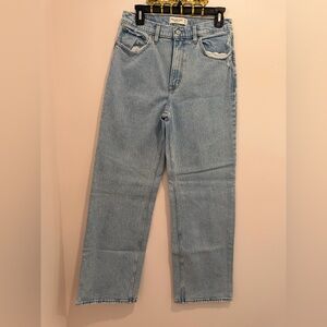 Abercrombie & Fitch 90’s Relaxed High Rise, Light Wash - Size 8 - 30 inch inseam